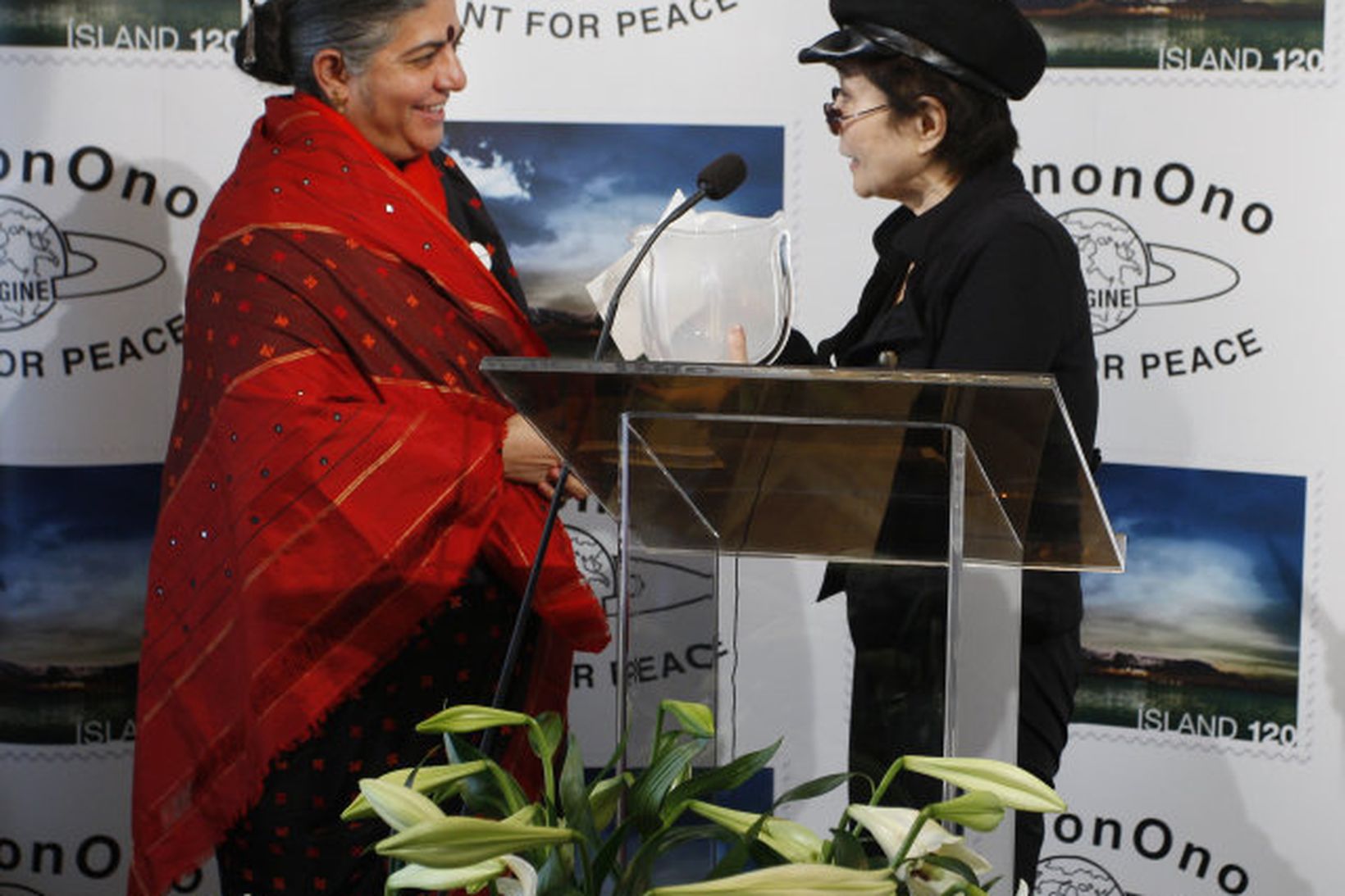 Vandana Shiva og Yoko Ona við verðlaunaafhendinguna.