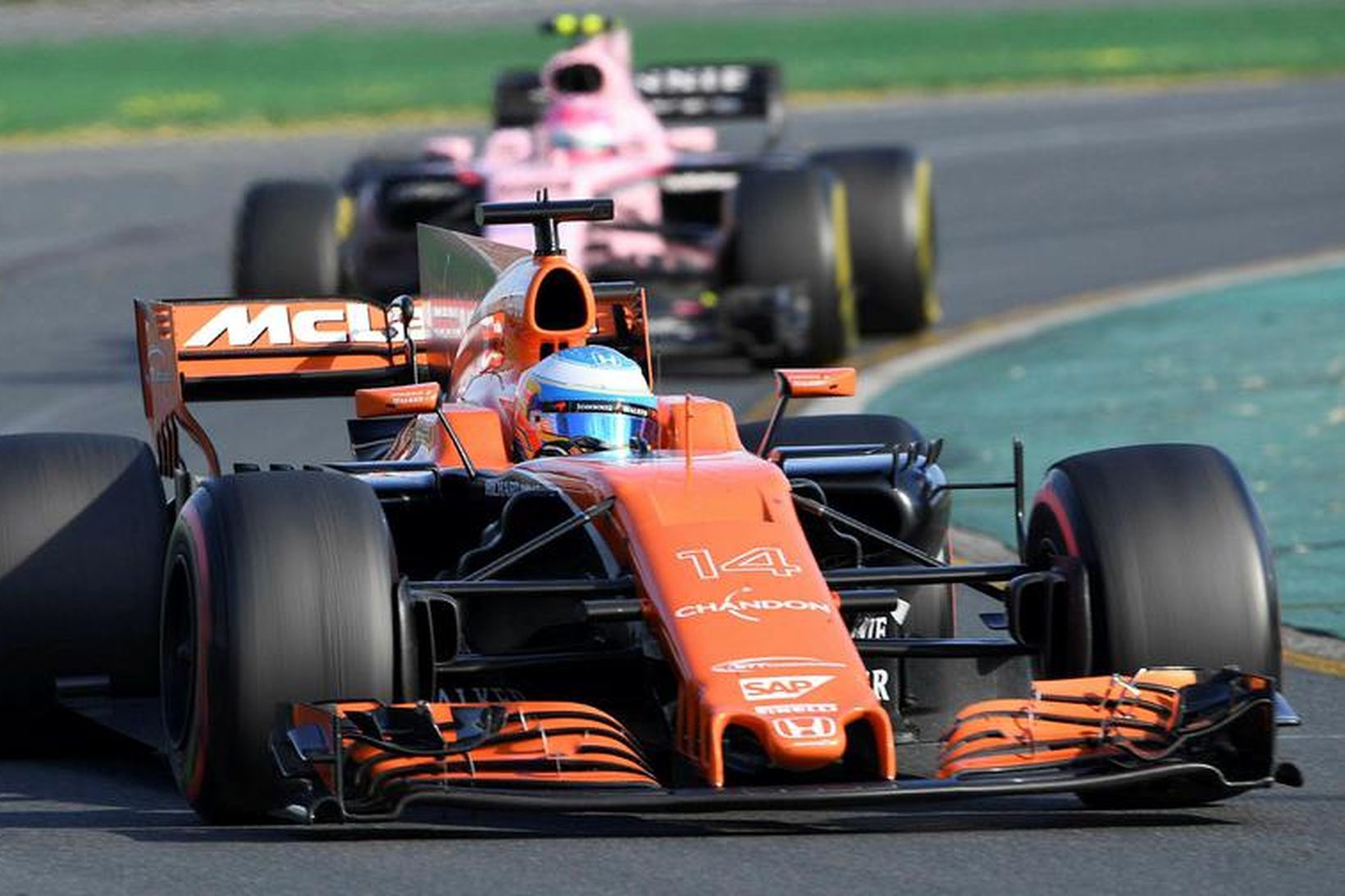 Fernando Alonso er ekki hrifinn af appelsínugula McLaren-bíl sínum.