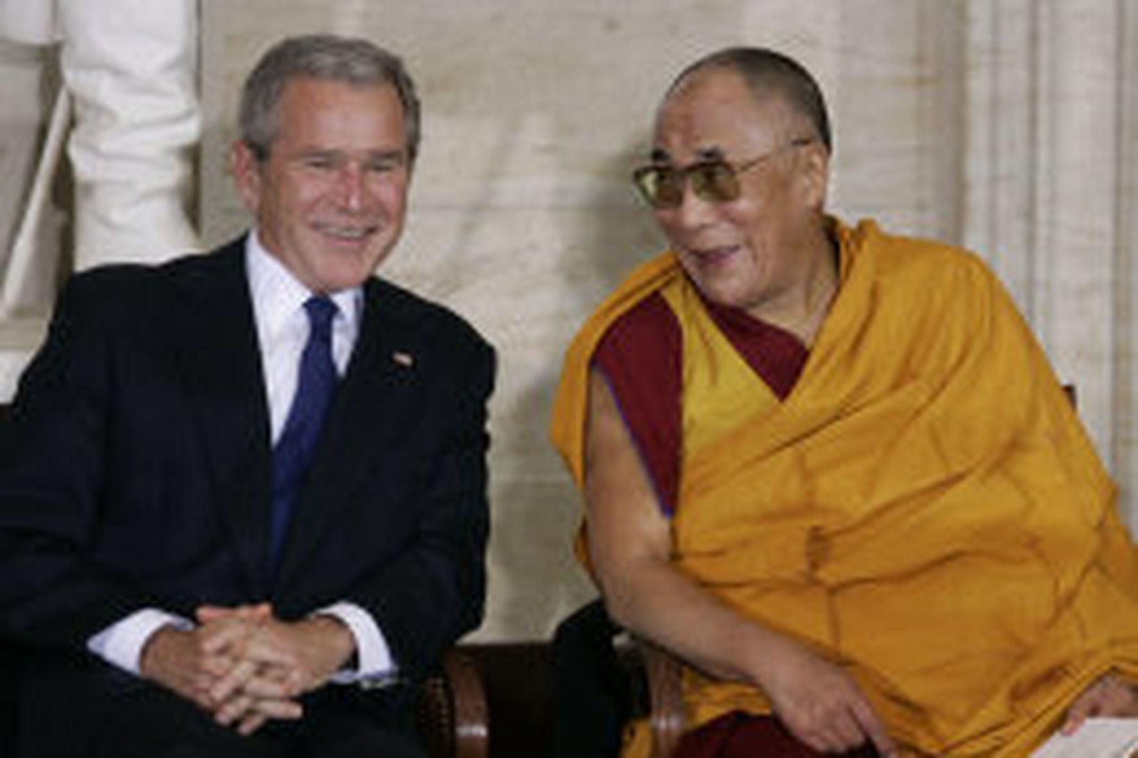 Bush ásamt Dalai Lama í Washington.