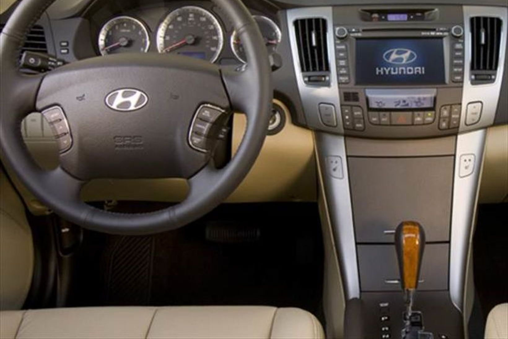 Innbyrði Hyundai Sonata-bifreiðar frá 2009.