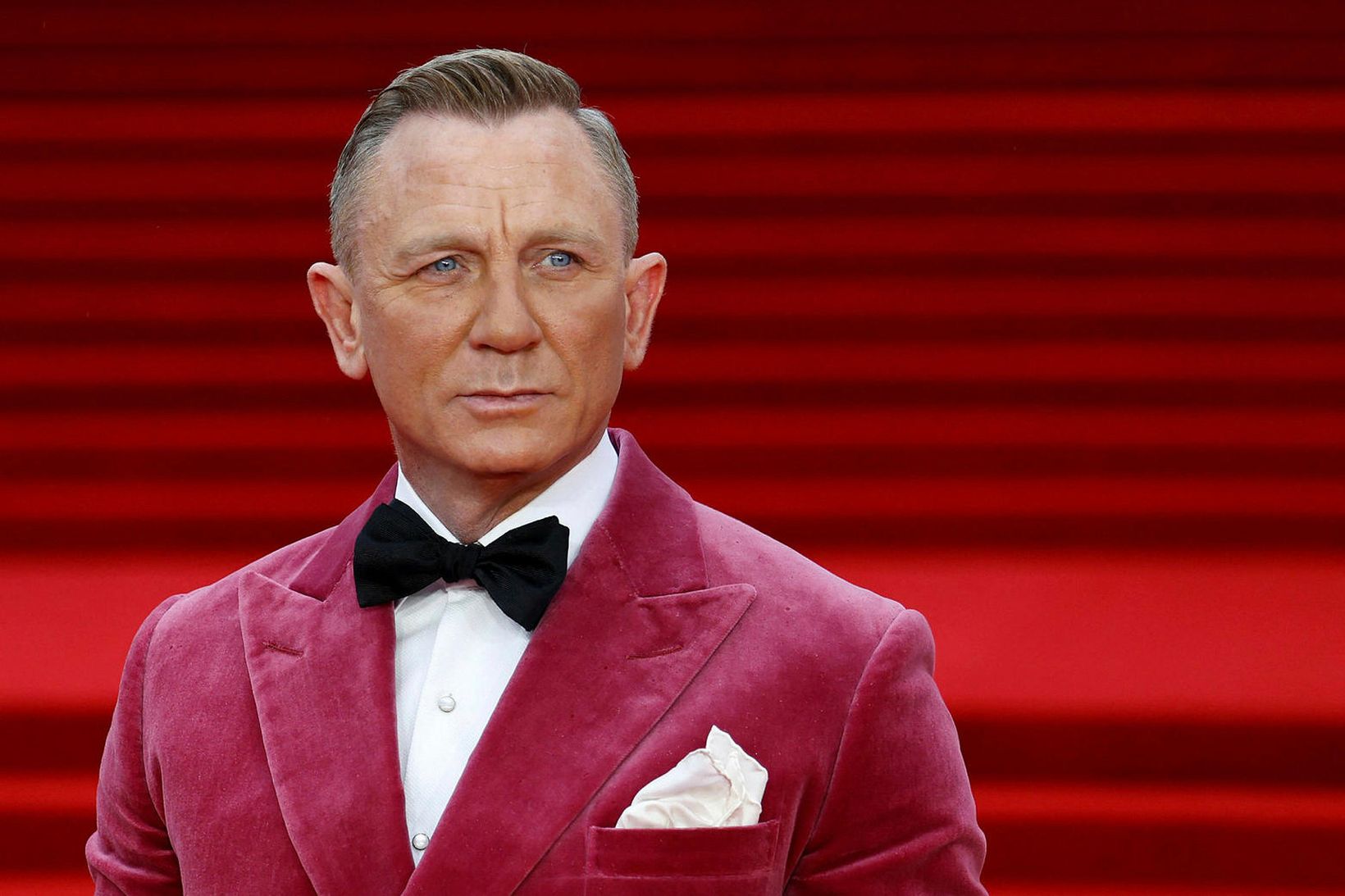 Daniel Craig, aðalleikari myndarinnar, var klæddur í rauðan velúrsmóking á …