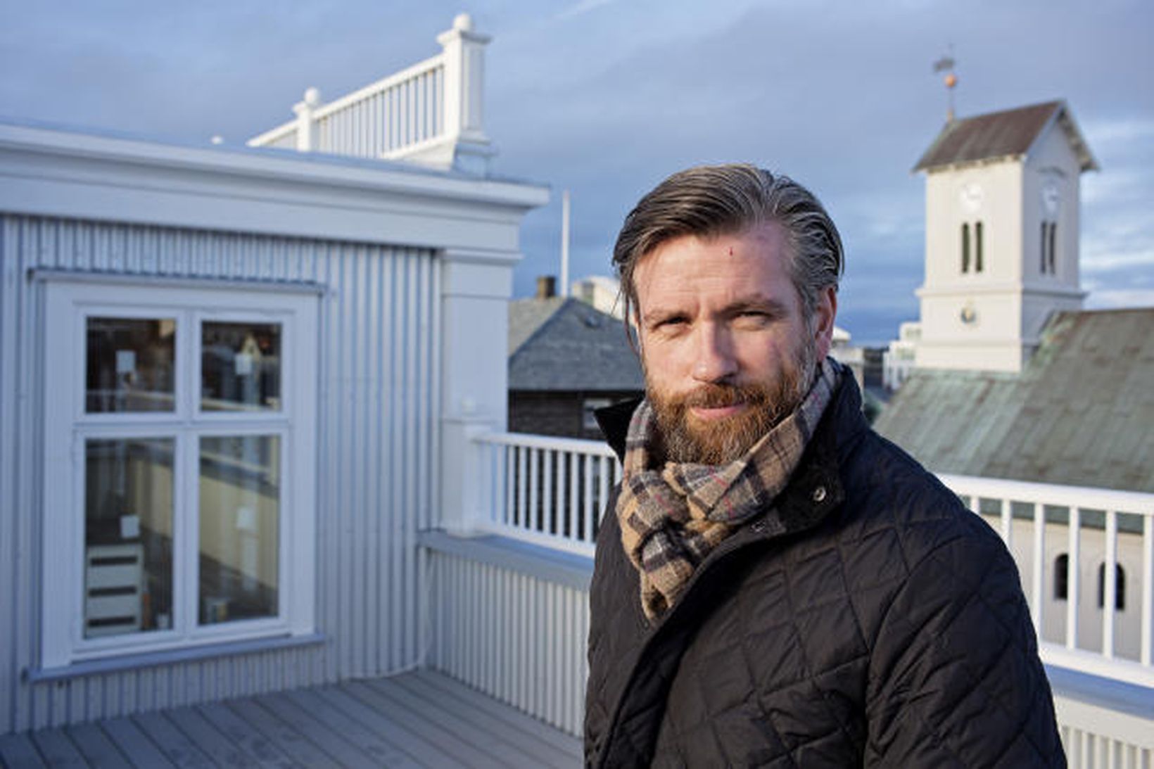 Teitur Jónasson á svölum hótelsins, en það er í næsta …