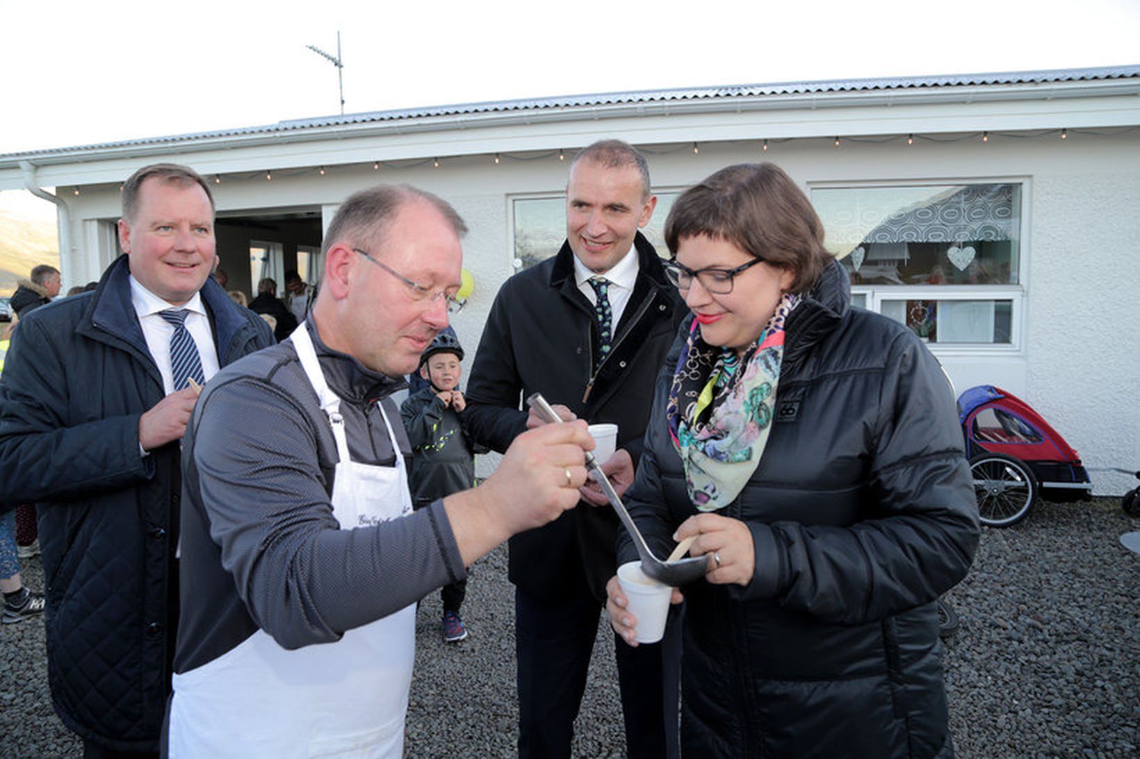 Guðmundur Kristjánsson, íbúi á Dalvík gefur Elizu Reid, forsetafrú, fiskisúpu. …