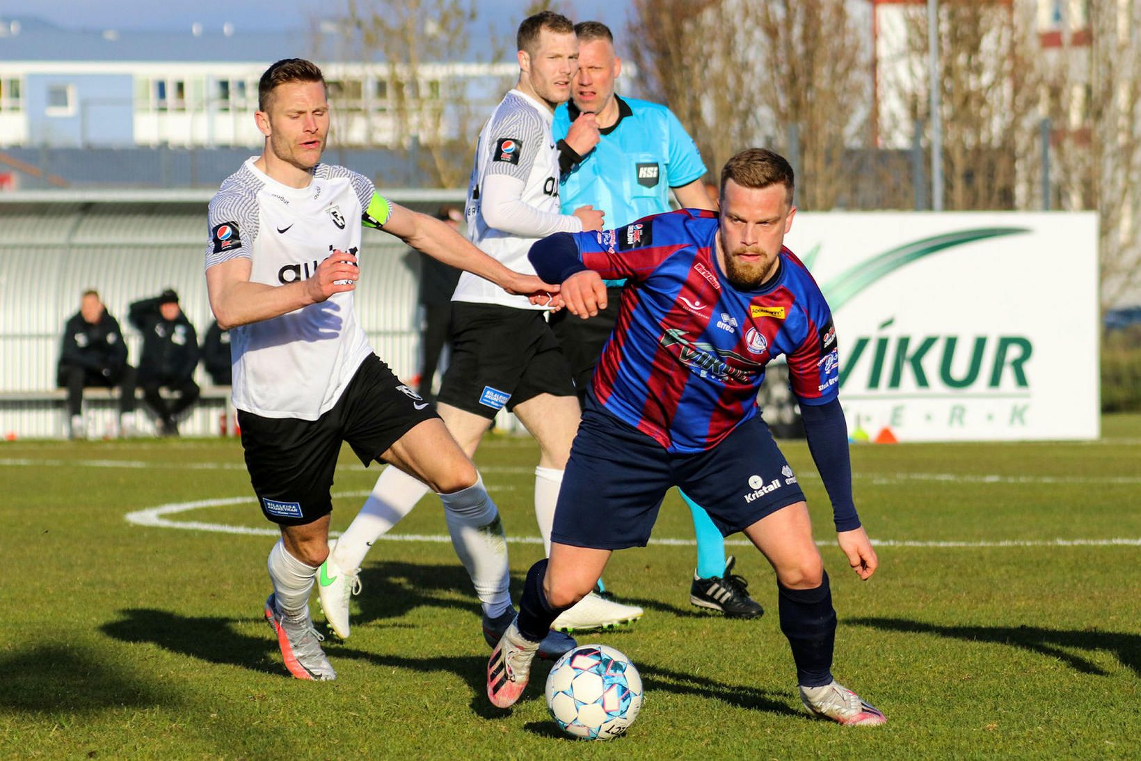 Matthías Vilhjálmsson og Emil Berger í baráttunni í leiknum í …