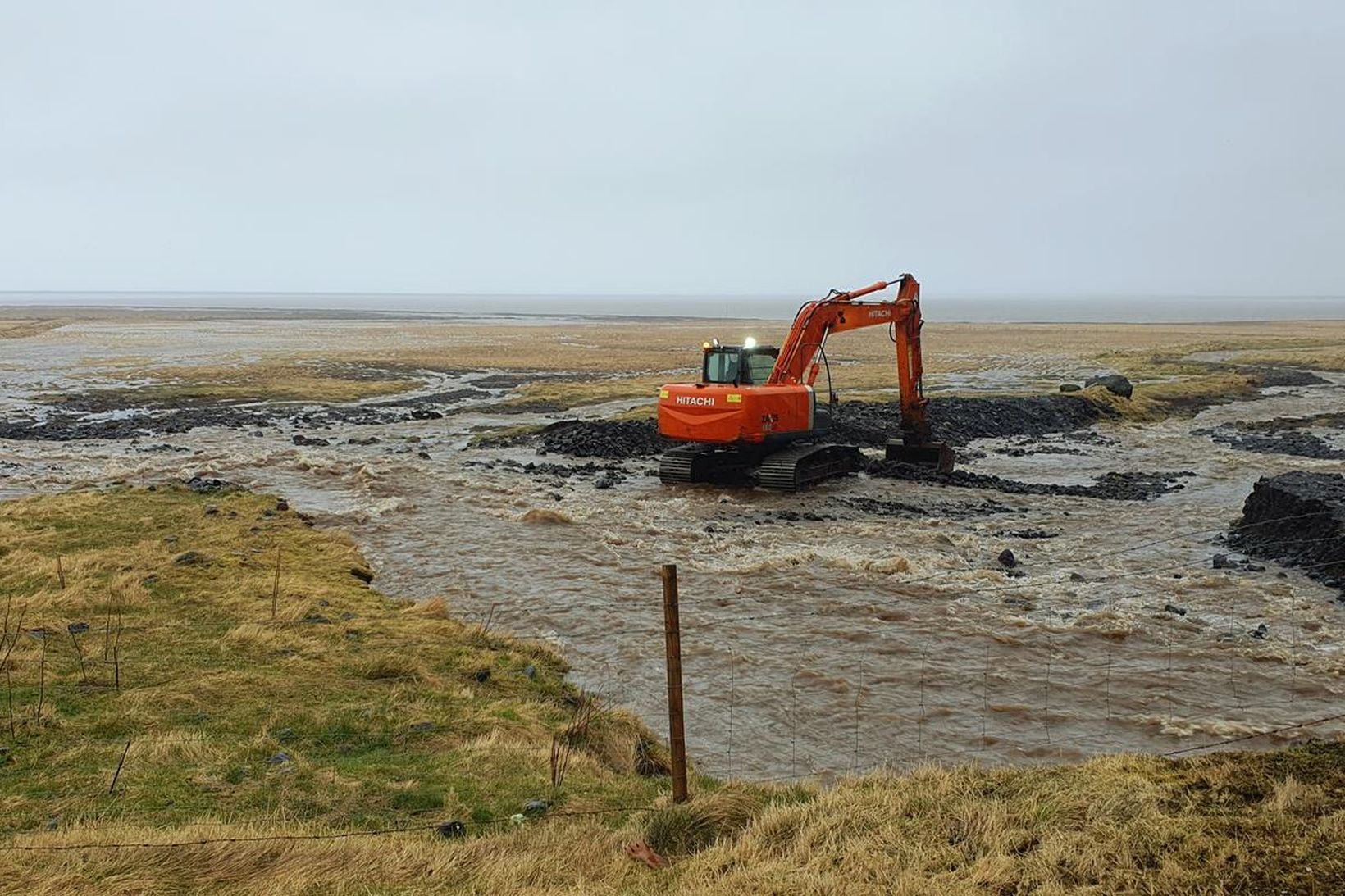 Unnið er að því að tryggja vatninu farveg undir þjóðveginn.