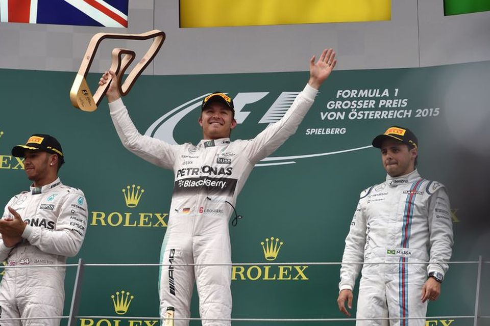 Nico Rosberg hjá Mercedesfagnar sigrinum í Spielberg í Austurríki. Til vinstri er liðsfélagi hans Lewis …