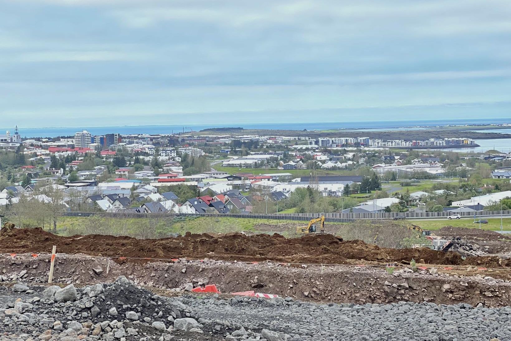 Útsýnið úr Hnoðraholti þykir einkar eftirsóknarvert.