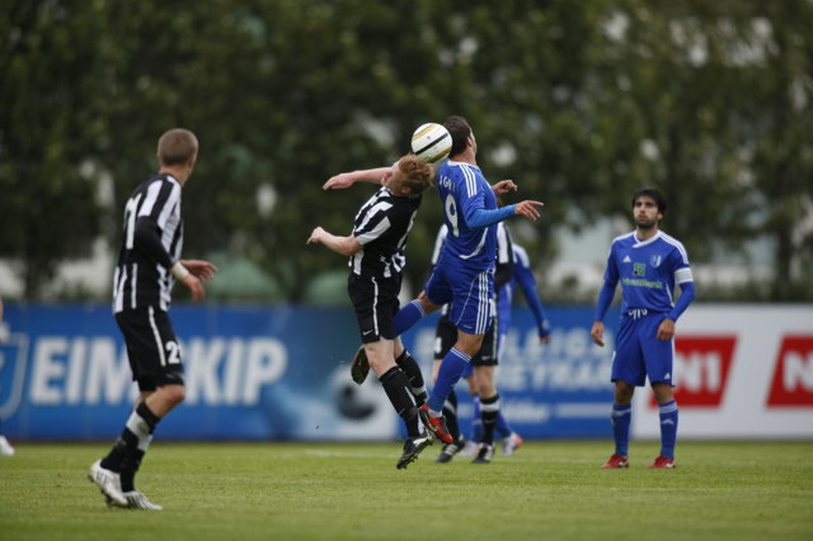 Baldur Sigurðsson í baráttunni í leiknum í kvöld.