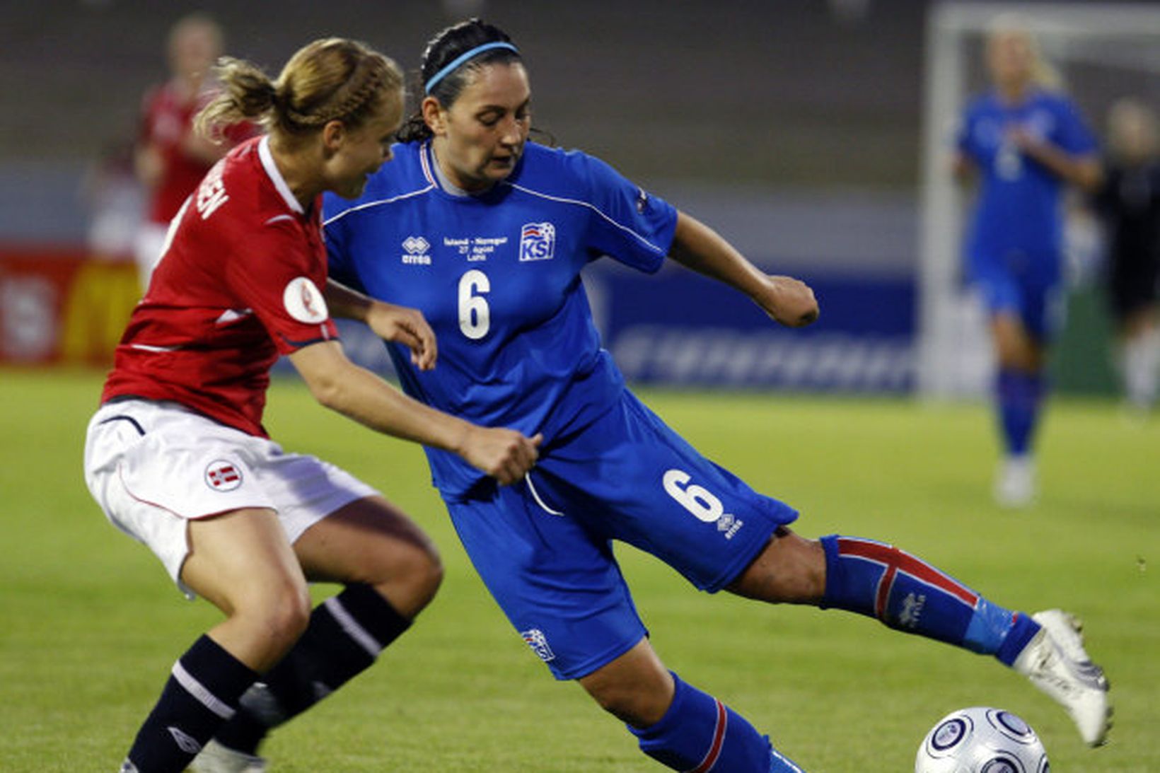 Hólmfríður Magnúsdóttir sækir að marki Noregs á EM í Finnlandi.