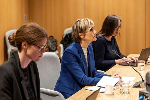 Kristrún Frostadóttir á fundi stjórnskipunar- og eftirlitsnefndar í dag. Beggja vegna við hana sitja aðstoðarmenn …