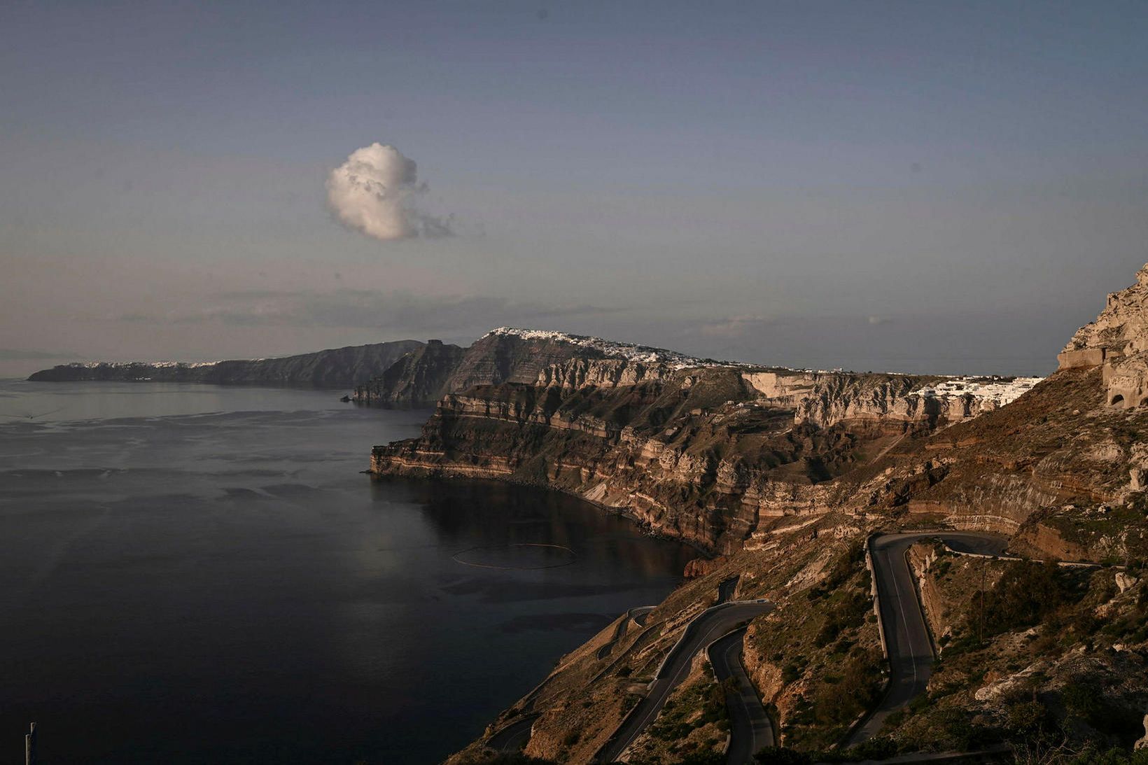 Ferðamenn á eynni Santorini, þar sem þessi mynd var tekin …