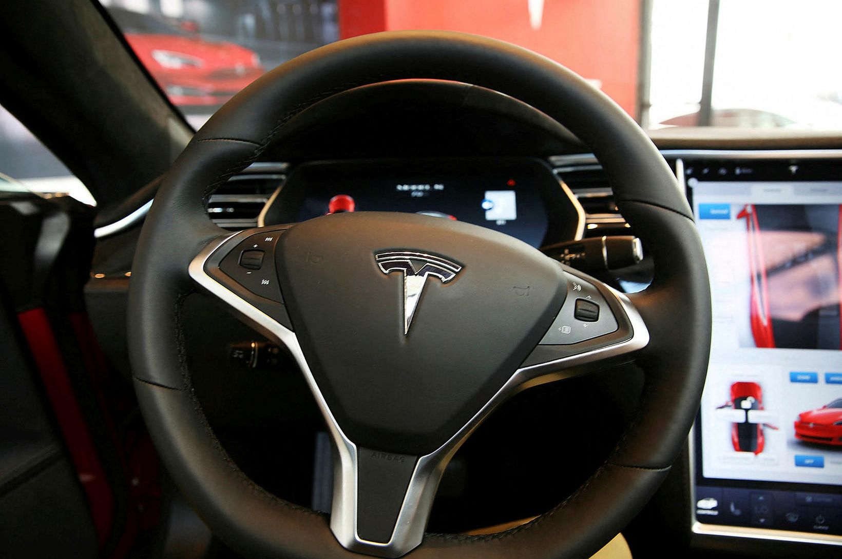 Sjálfstýribúnaður Tesla til rannsóknar