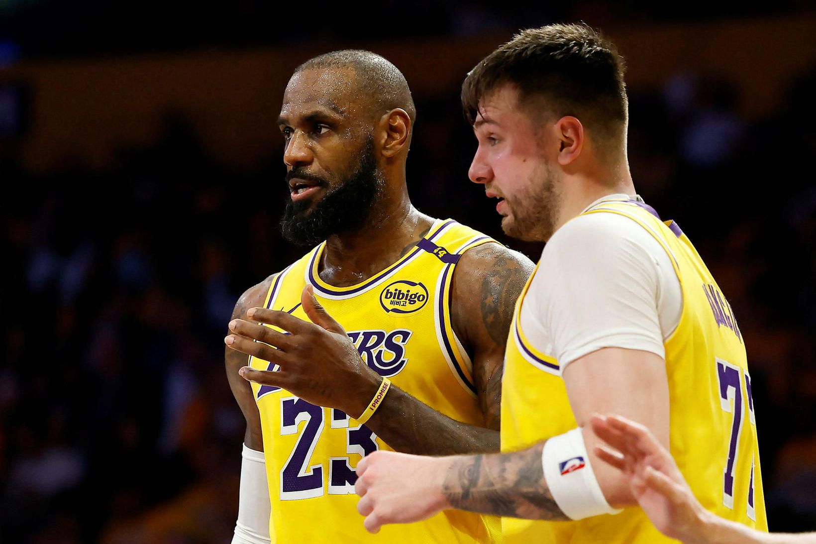 LeBron James og Luka Doncic ræða málin í nótt.