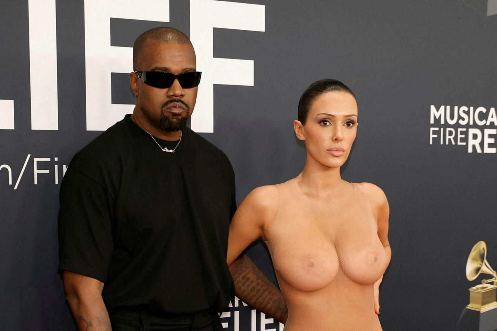 Kanye West ásamt Biöncu Censori á Grammy-verðlaununum, klædd í alveg …