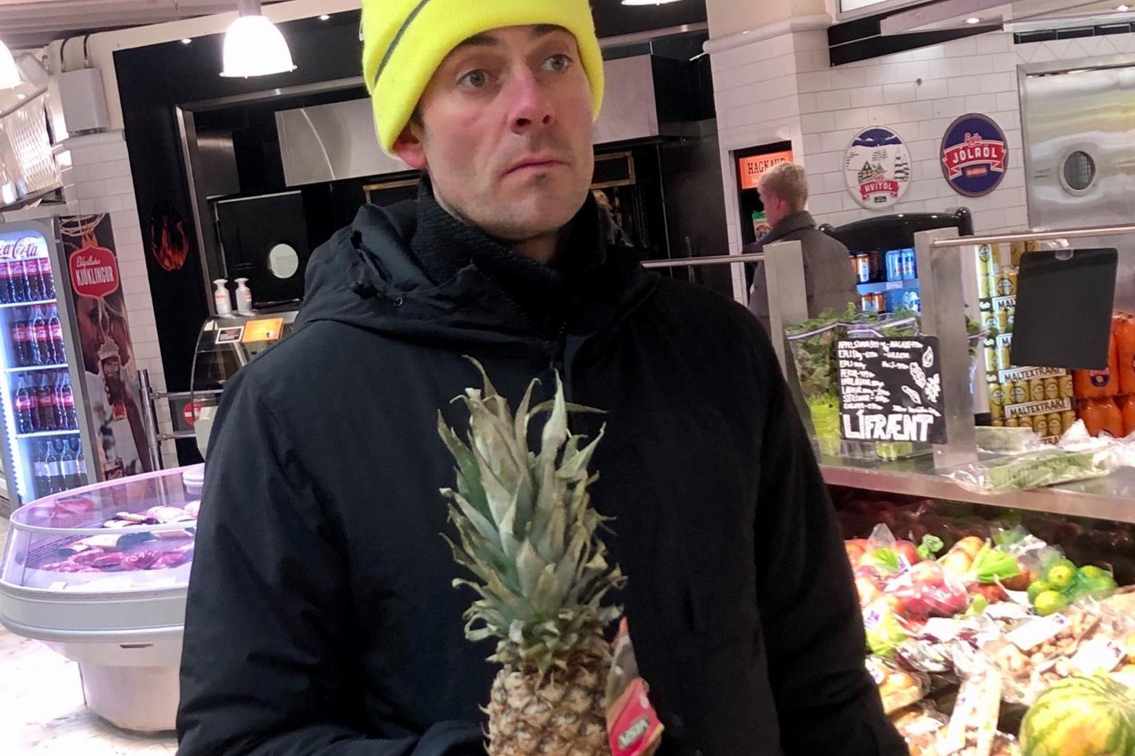 Gísli Örn Garðarsson fór í Hagkaup og keypti ananas.