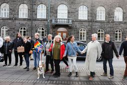 Fólk úr samstöðuhópi með flóttafólki og hælisleitendum á Austurvelli í dag.