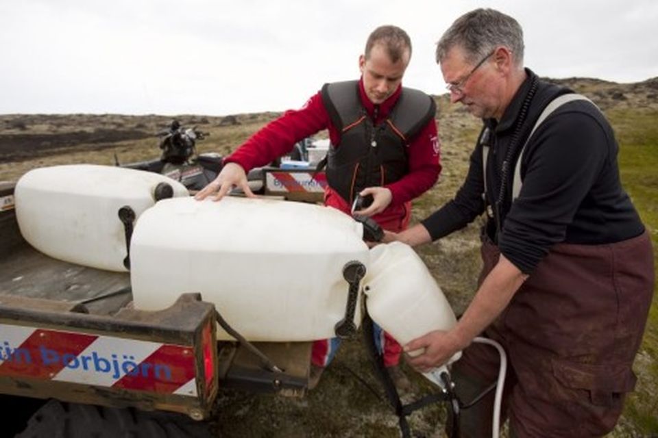 Slökkviliðsmenn fengu sérstakan slökkvivökva upp á fjallið með aðstoð félaga úr björgunarsveitinni Þorbirninum í grindavík.