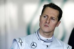 Michael Schumacher féll í dá fyrir tæpum þremur árum síðan.