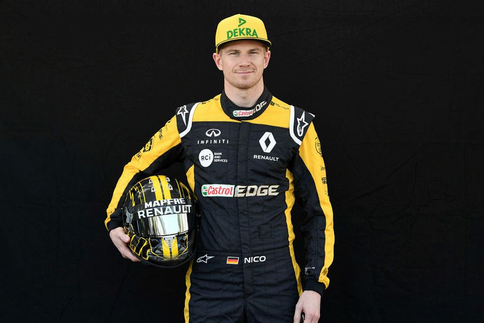 Nico Hülkenberg hjá Renault með hjálm sinn í Melbourne.