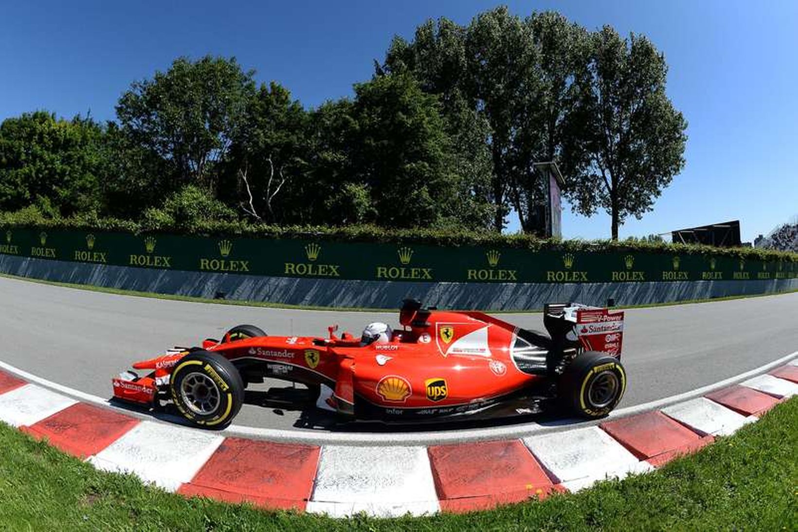 Sebastian Vettel á ferð á Ferraribíl í Montreal.