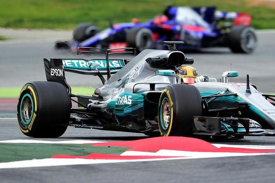 Lewis Hamilton á Mercedes í Barcelona í dag og í baksýn er Daniil Kvyat á …