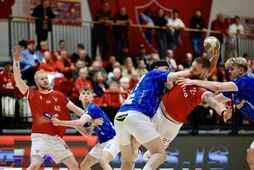 Magnús Óli Magnússon úr Val í harðri baráttu við Framara í kvöld.