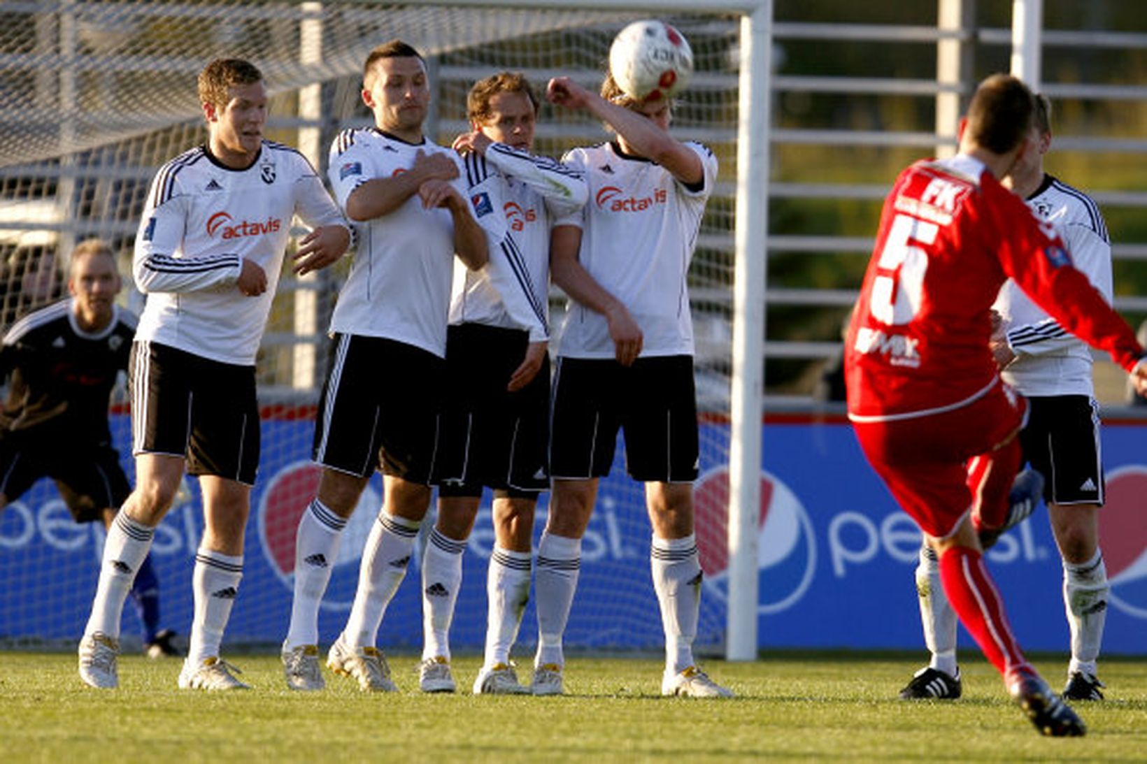 Guðjón Pétur Lýðsson úr Haukum reynir að skora úr aukaspyrnu …