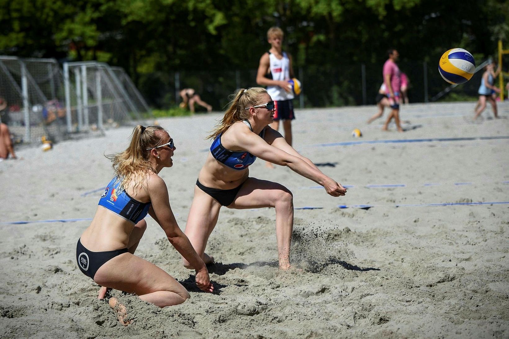 Berglind Gígja Jónsdóttir og Elísabet Einarsdóttir í baráttu.