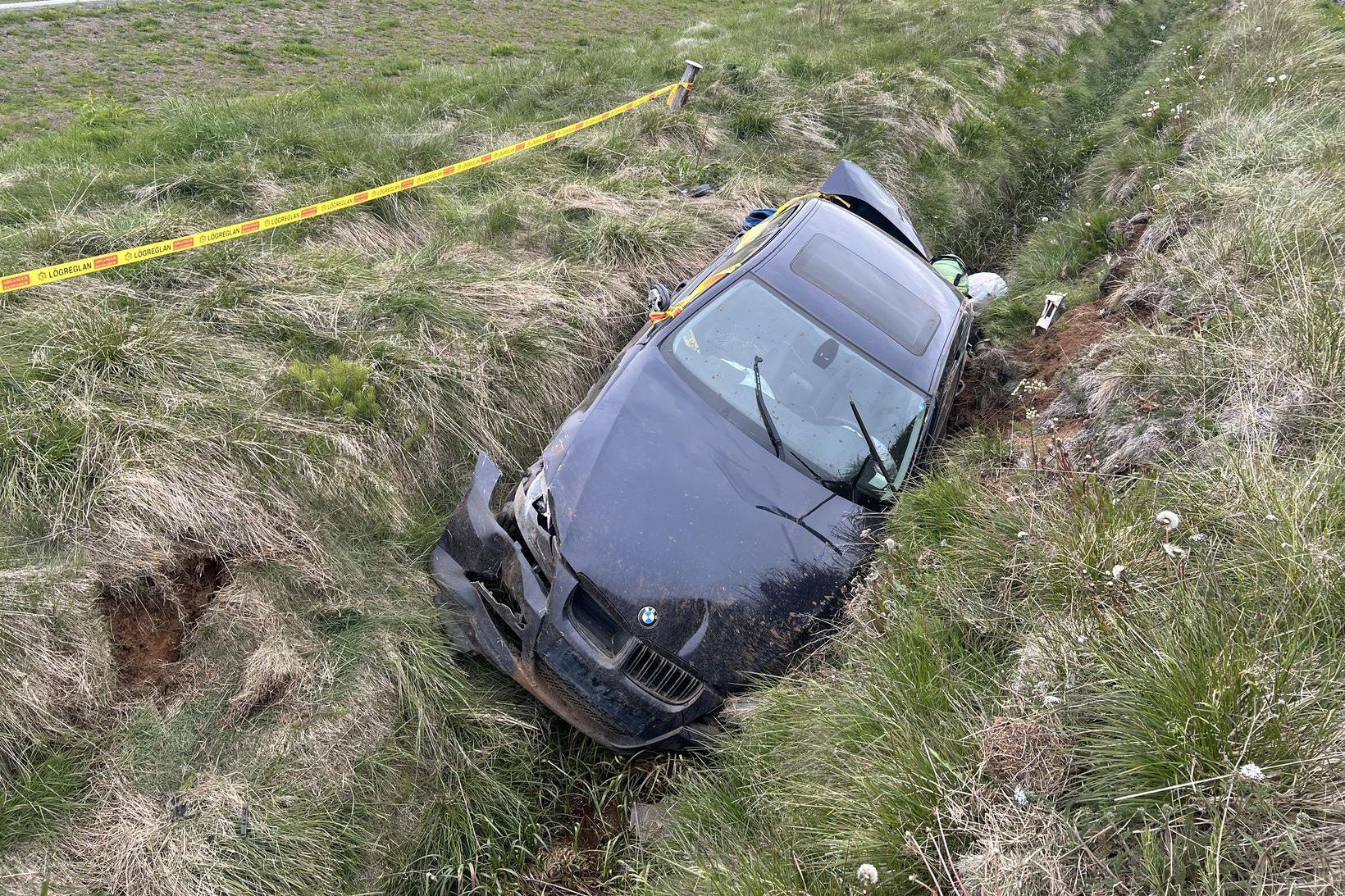 Bílvelta varð við Hlíðarbæ skammt frá Akureyri í gærkvöldi en …