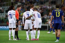 Kylian Mbappé tekur utan um Ousmane Dembélé þegar sá síðarnefndi var á leið af velli …