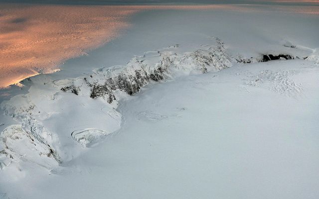 Flogið yfir Vatnajökul, ení forgrunni sjást Grímsvötn og þverhníptir hamrar Grímsfjalls. Mynd úr safni.