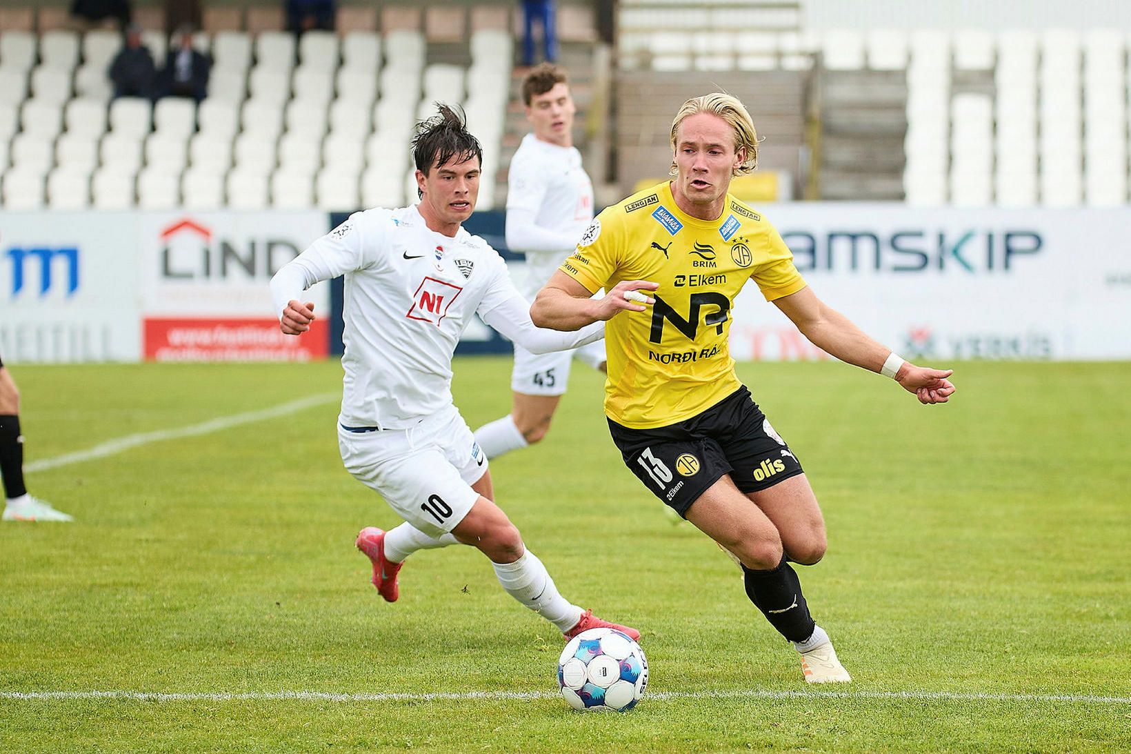 Sverrir Páll Hjaltested í baráttu við Erik Sandberg, varnarmann ÍA, …