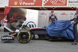Max Verstappen (t.v.) og Carlos Sainz svipta keppnisbíl Toro Rosso hulum í Barcelona í morgun.
