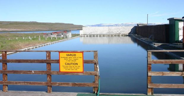 Ferðalangar sem leggja leið sína um Vestfirði koma margir hverjir við í sundlauginni í Reykjanesi. …