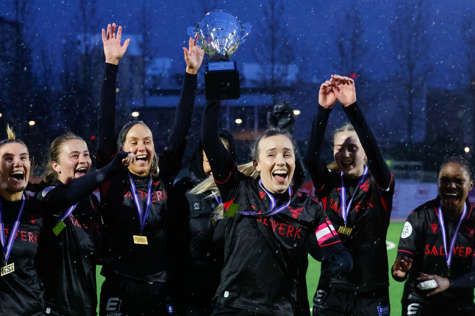 Elísa Viðarsdóttir hefur bikarinn á loft í kvöld.