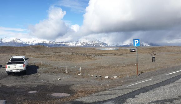 Lagði utanvegar rétt við bílastæði