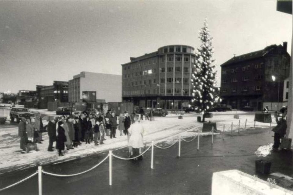 Kveikt á jólatrénu frá Hamborg 12. desember árið 1983.