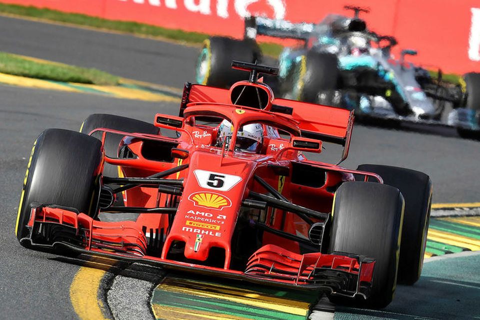 Sebastian Vettel (framar) og Lewis Hamilton háðu taktískt einvígi í Melbourne og hafði sá fyrrnefndi …