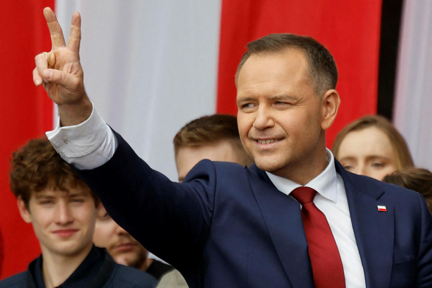 Rafal Trzaskowski, borgarstjóri Varsjár, sigraði fyrri umferðina með einu prósenti …