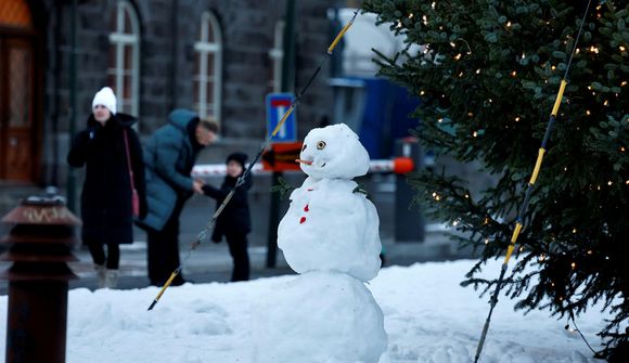 Gamli snjórinn ekkert á förum 