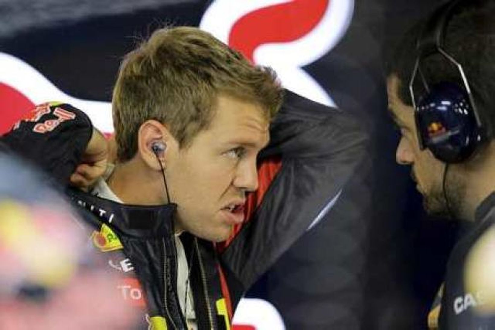 Vettel í vígahug í bílskúr Red Bull fyrir tímatökurnar í …