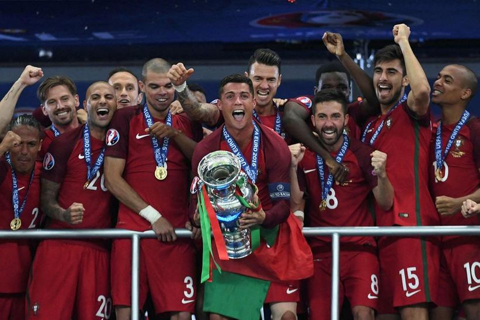 Cristiano Ronaldo fyrirliði Portúgals lyftir Evrópubikarnum á Stade de France.