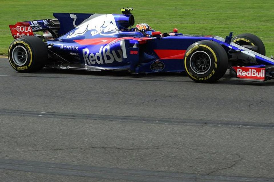 Carlos Sainz á Toro Rosso í Melbourne í morgun.