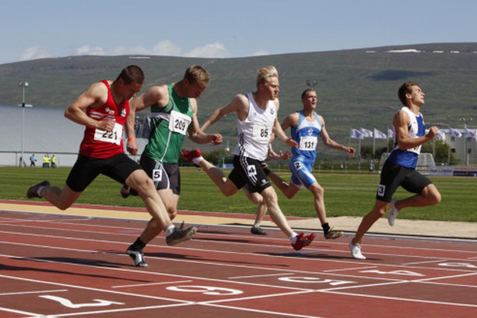 Þorsteinn Ingvarsson úr HSÞ, lengst til hægri, sigrar í 200 m hlaupinu.