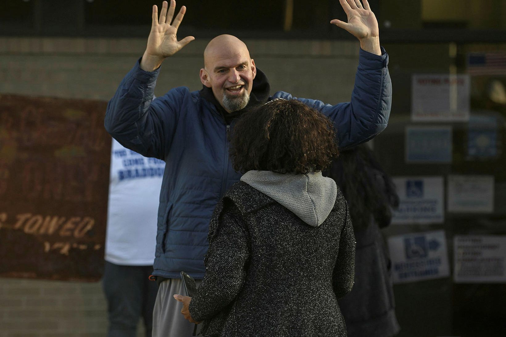 John Fetterman heilsar kjósendum á leið sinni á kjörstað að …