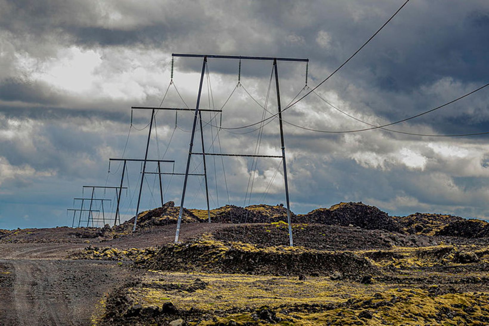 Enn er deilt um Suðurnesjalínu 2 sem leggja á vegna …