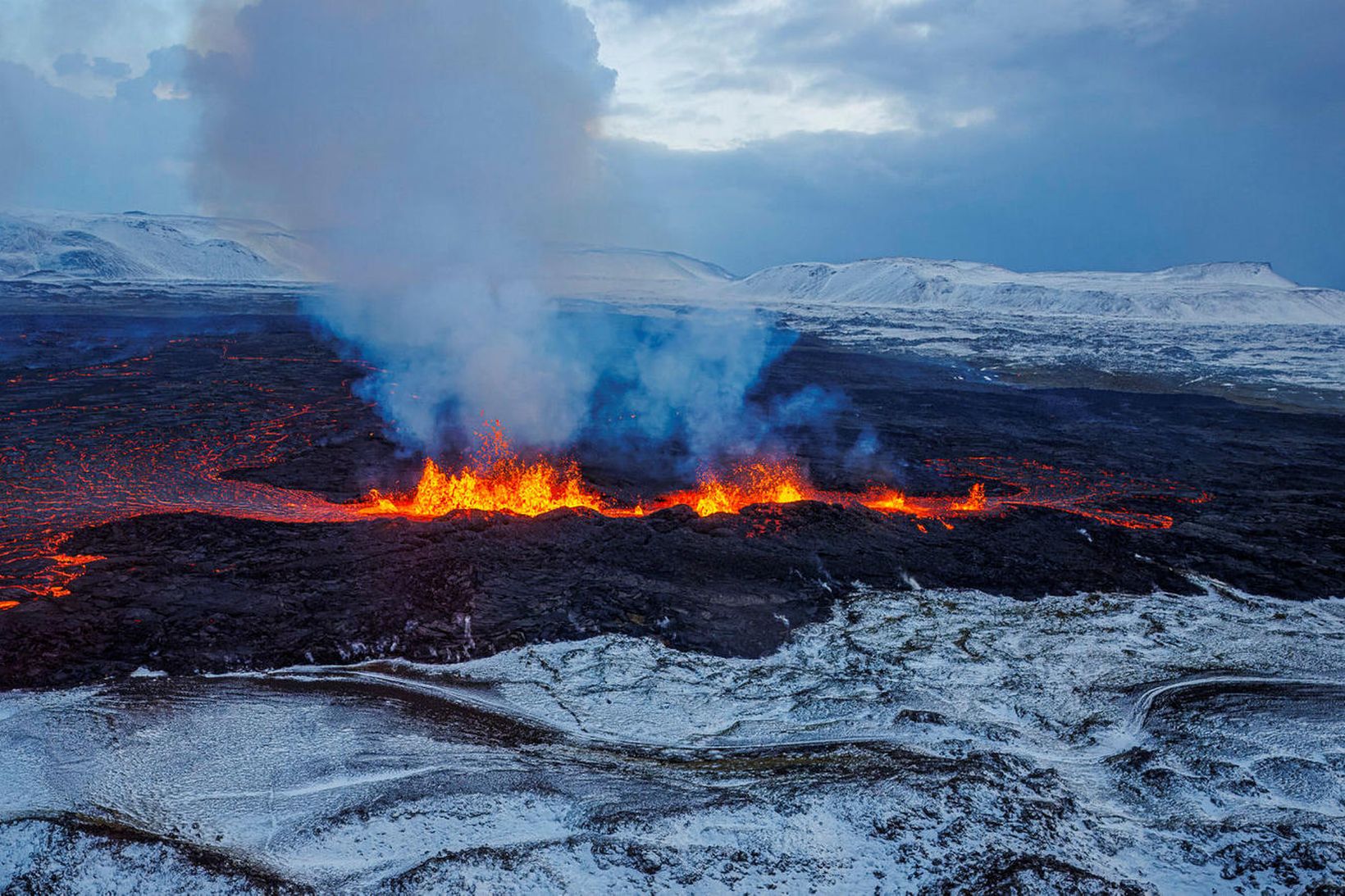 Eldgosið hófst í gærkvöldi nærri Sundhnúkagígaröðinni.