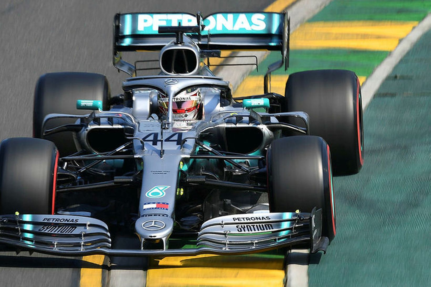 Lewis Hamilton á ferð í Melbourne í nótt.