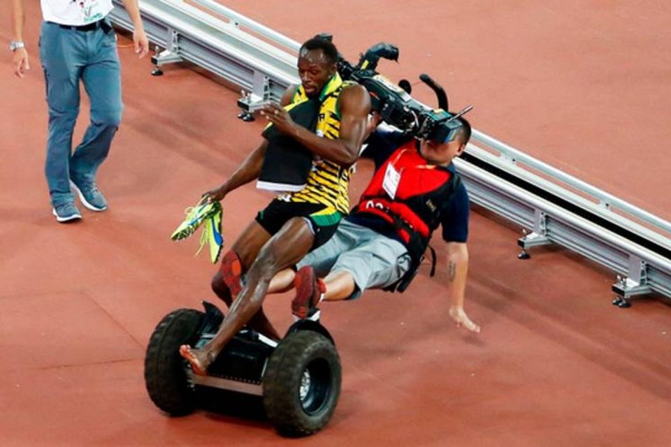 Usain Bolt átti sér einskis ills von þegar myndatökumaðurinn keyrði á hann.