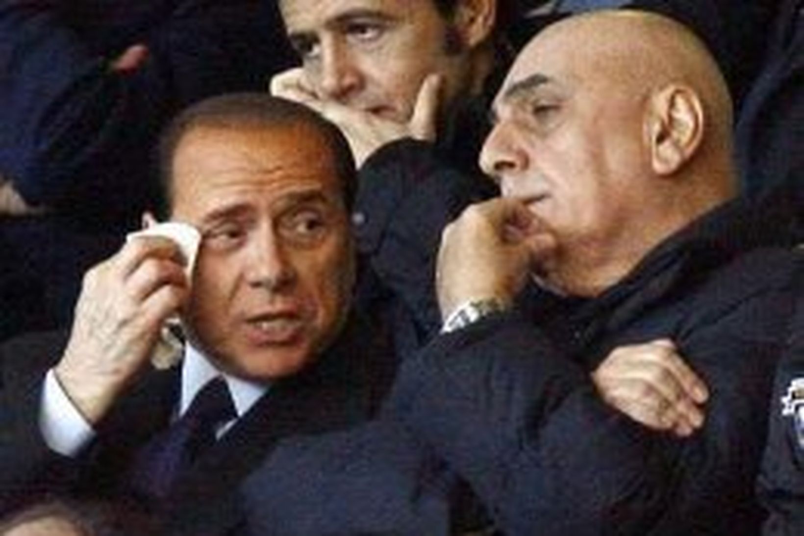 Berlusconi sést mjög sjaldan með eiginkonuna sér við hlið